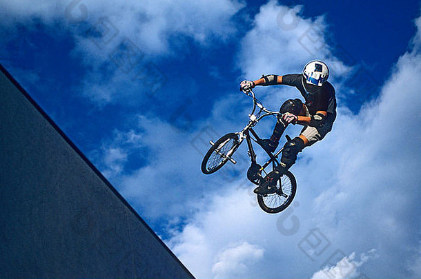 BMX骑自行车的人苍蝇垂直