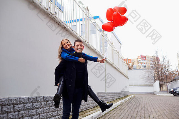 女孩背着街上那个拿着红心气球的家伙。