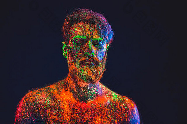 概念留胡子男人的肖像。这个人被涂上了紫外线粉末