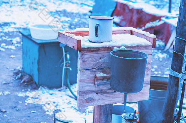 在下雪的冬天，乡村宅院里的各种器皿
