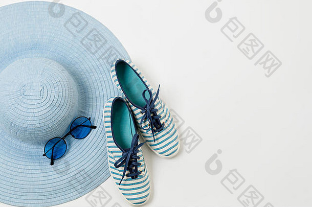 蓝色时尚配饰-帽子、鞋子和眼镜。