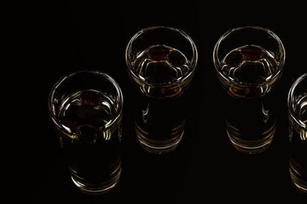 芳香的茴香酒和咖啡豆装在一个杯子里，饮料套装，聚会饮料
