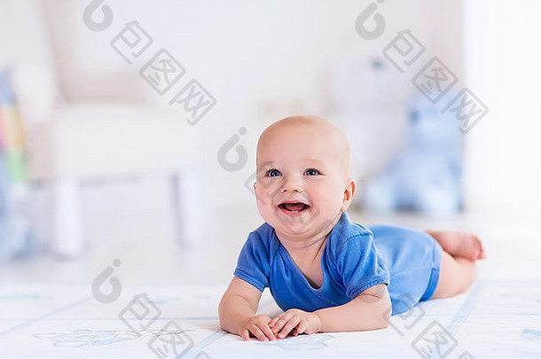 可爱的婴儿男孩白色阳光明媚的卧室新生儿孩子放松地毯托儿所年轻的孩子们