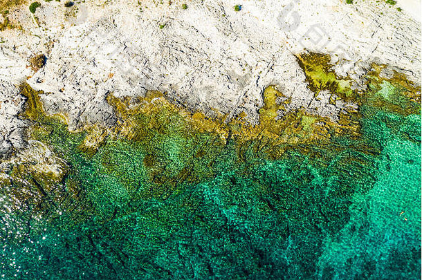 克罗地亚杜吉奥托克岛上岩石海岸的空中拍摄，海<strong>水</strong>清澈<strong>如水</strong>晶