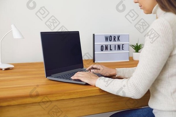 女自由职业者移动PC工作在线现代工作空间