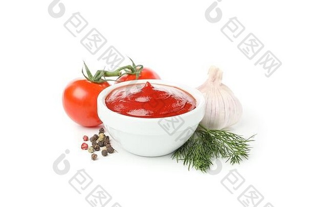 碗里有美味的红色沙司和白色背景上分离的西红柿