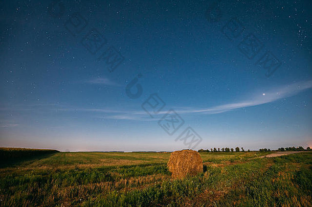 自然晚上布满星星的天空场草地有束收获发光的星星农村景观8月月农业景观