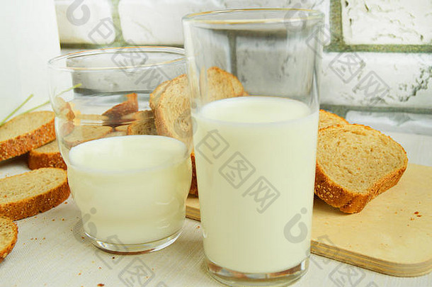 桌上有两杯牛奶，一家人早餐，健康饮食理念，世界卫生日。