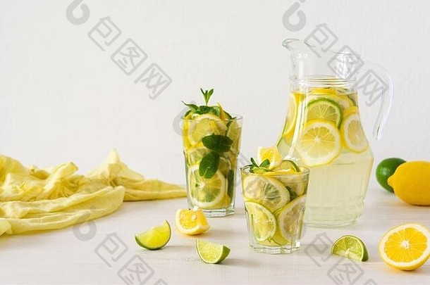 柠檬、酸橙和薄荷<strong>夏日清爽</strong>饮料，罐装柠檬水、玻璃杯和柑橘片