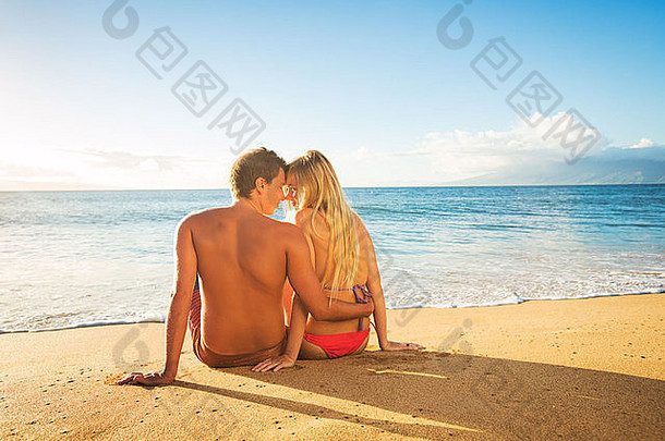 快乐浪漫的夫妇看日落热带海滩假期