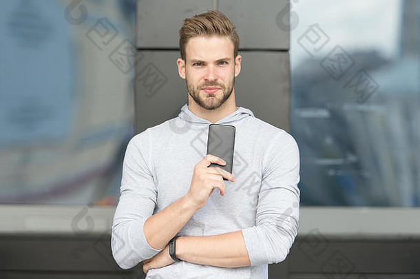 现代生活概念英俊的男人。移动电话现代生活年轻的的家伙持有移动设备现代生活智能手机积分部分现代生活