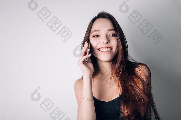 女孩调用电话首页快乐微笑女人智能手机