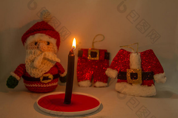 圣诞老人老人雪人基斯蜡烛多云的天空代表未来圣诞节