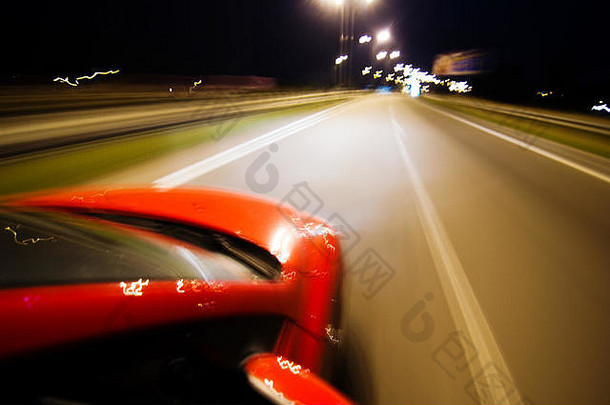抽象模糊背景，红色汽车和大量灯光
