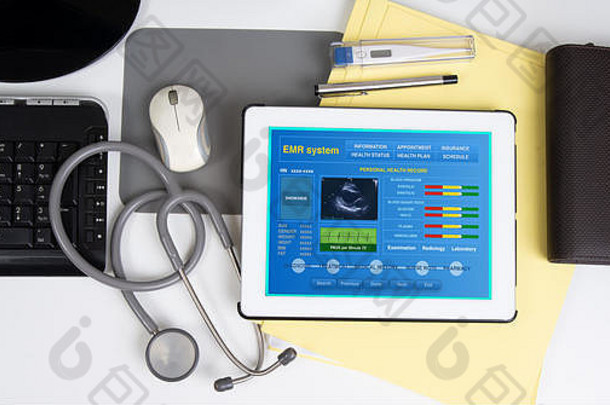 病历系统俯视图显示工作台数字平板电脑上的患者信息。