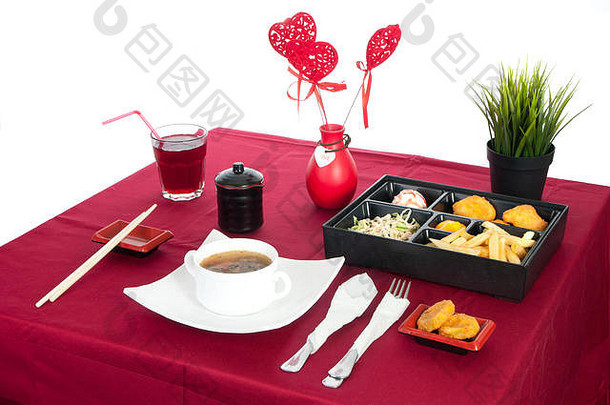 餐桌，备有早餐和饮料，红色桌布，餐具。。特写，室内。白色背景
