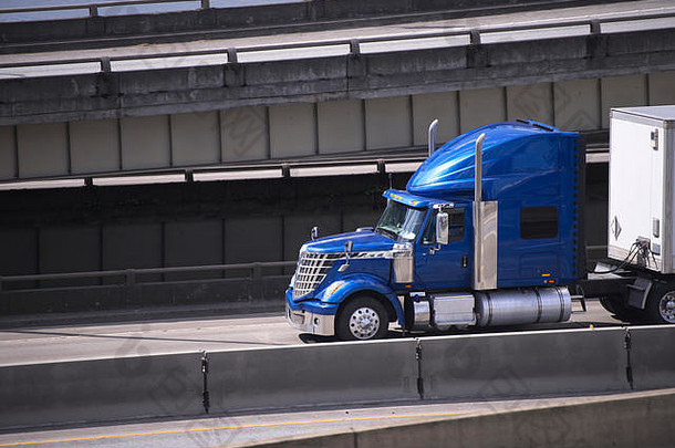 大钻井平台蓝色的美国半卡车运输商业货物覆盖干的半预告片多级天桥道路十字路口