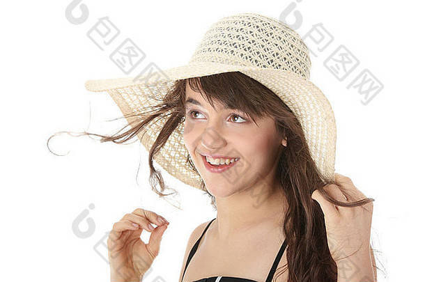 穿着连衣裙，戴着夏帽，白色背景的快乐少女