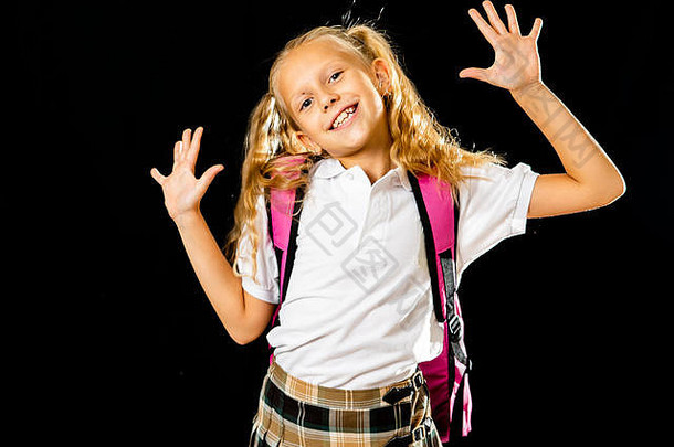 可爱的美丽的女学生大粉红色的书包感觉兴奋快乐孤立的黑色的背景回来学校结束是的