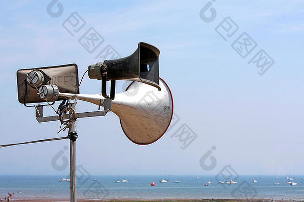 夏日海滩上的户外公共广播扬声器