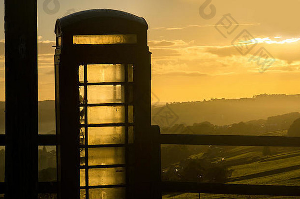 传统的英国电话亭以乡村为背景。