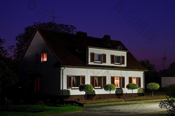 德国半独立式住宅的夜景。