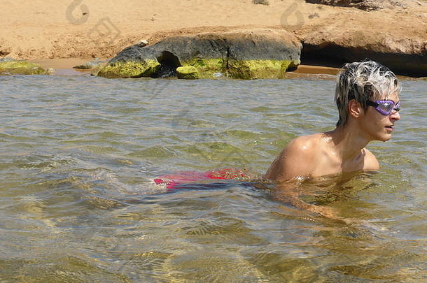 金发<strong>男孩</strong>戴着浮潜眼镜在海里洗澡