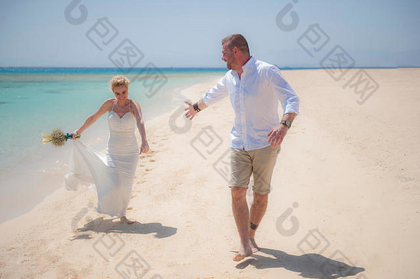 <strong>婚礼</strong>当天，一对美丽的情侣穿着白色长裙，在热带海滩天堂漫步，海景尽收眼底