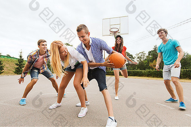 一群快乐的青少年在打篮球