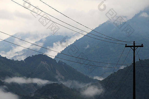 Cloudforest厄瓜多尔山脉，前面有电话杆。在去亚马孙河流域的路上。