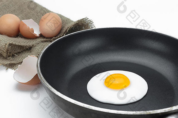 煎锅上的煎蛋