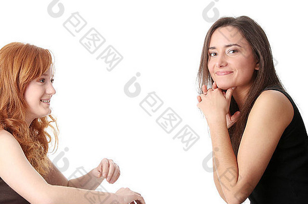 两名年轻女子在白色背景下单独交谈