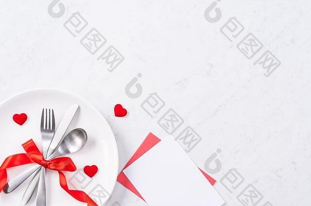 情人节餐点设计理念-浪漫的盘碟，独立于大理石白色背景，用于餐厅节日庆典宣传，俯瞰，