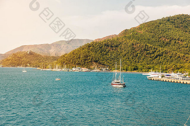 土耳其马尔马里斯的船只、游艇、帆船和海湾的美丽全景鸟瞰图。在滨海湾、<strong>大海</strong>、<strong>城市</strong>中，有船的多彩景观