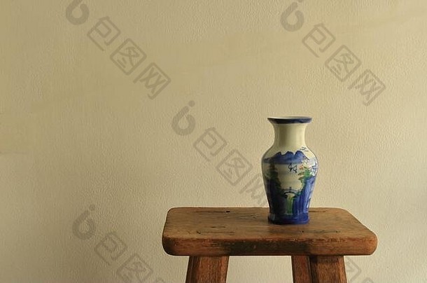 古董空陶瓷花瓶，<strong>中国山水</strong>画放在古董木凳上，中国画是世界上最古老的艺术之一
