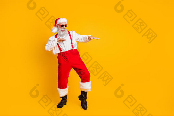 完整的大小照片有趣的疯狂的很酷的圣诞老人老人仙女赶时髦的人俱乐部会员享受x-mas圣诞节时间聚会，派对跳舞穿时尚的衬衫背带裤裤子