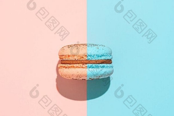 有创意的布局macaron时尚的光颜色macaron蛋白杏仁饼干双色版珊瑚粉红色的蓝色的背景前视图平躺硬光