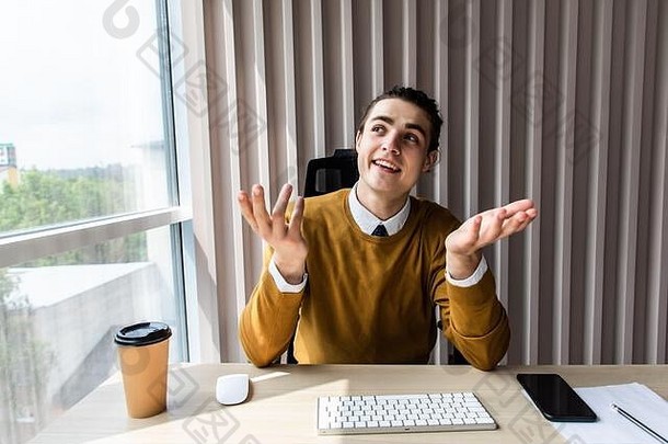 在与商业客户的网络摄像头会议上，自信商人的头像屏幕视图。微笑的男员工在视频通话中讲话，通信