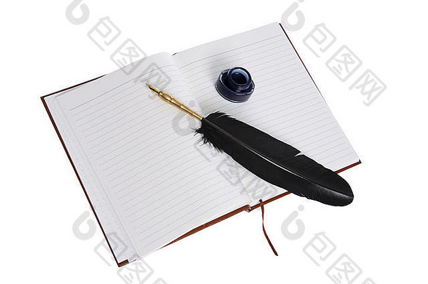 在白色背景上剪下的开放式日记本上的羽毛笔和墨水