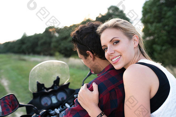 夫妇爱享受摩托车骑农村