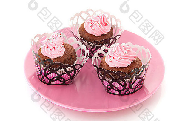 巧克力纸杯蛋糕，粉色奶油和糖果<strong>珍珠</strong>装饰