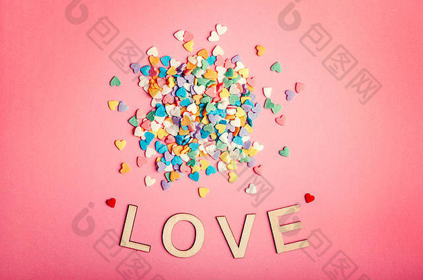快乐情人节一天美丽的卡桩色彩斑斓的心糖果粉红色的珊瑚背景概念2月假期木单词信