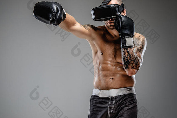 戴着虚拟现实眼镜的赤膊野蛮拳击手。