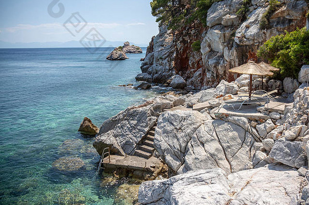 爱琴海中一个<strong>希腊</strong>岛屿的海湾景观，有悬崖和清澈的海水。
