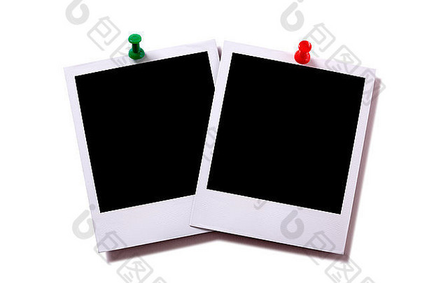 两张空白宝丽来即时相机照片，绿色和红钉与白色阴影隔离。