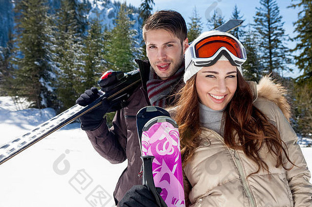 一对穿着滑雪板的幸福夫妇的画像