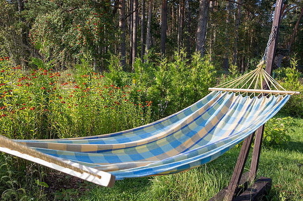 夏天花园挂吊床放松