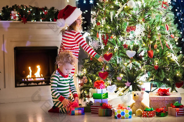 快乐孩子们匹配红色的绿色条纹睡衣装修圣诞节树美丽的生活房间