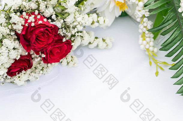 白色花红色的玫瑰decors白色表格