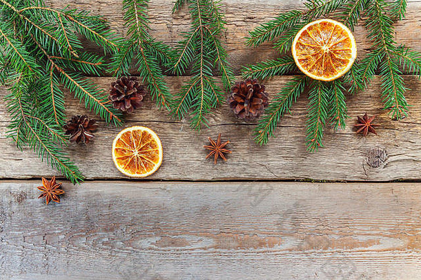 圣诞节一年作文框架冷杉分支松视锥细胞橙色片破旧的乡村木背景圣诞节假期12月装饰平躺复制空间时间庆祝活动概念